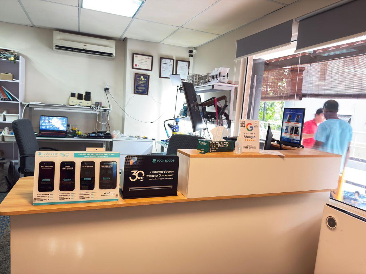 Hfix Lab shop interior and service counter